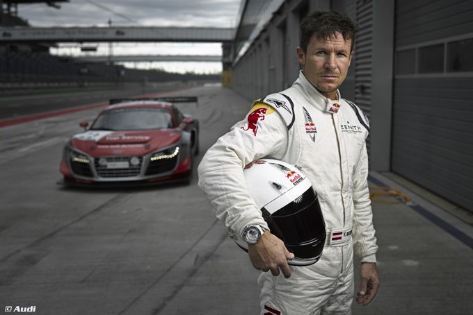 Thrill seeker Felix Baumgartner aan de start bij de 24 uur van de Nürburgring